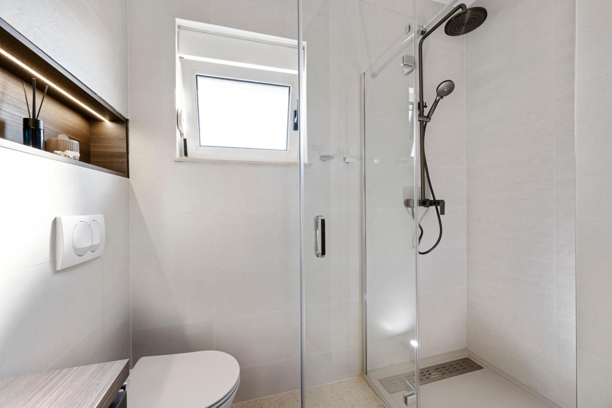 Aquarius Apartments - Beachside With Heated Pool Vodice Rom bilde