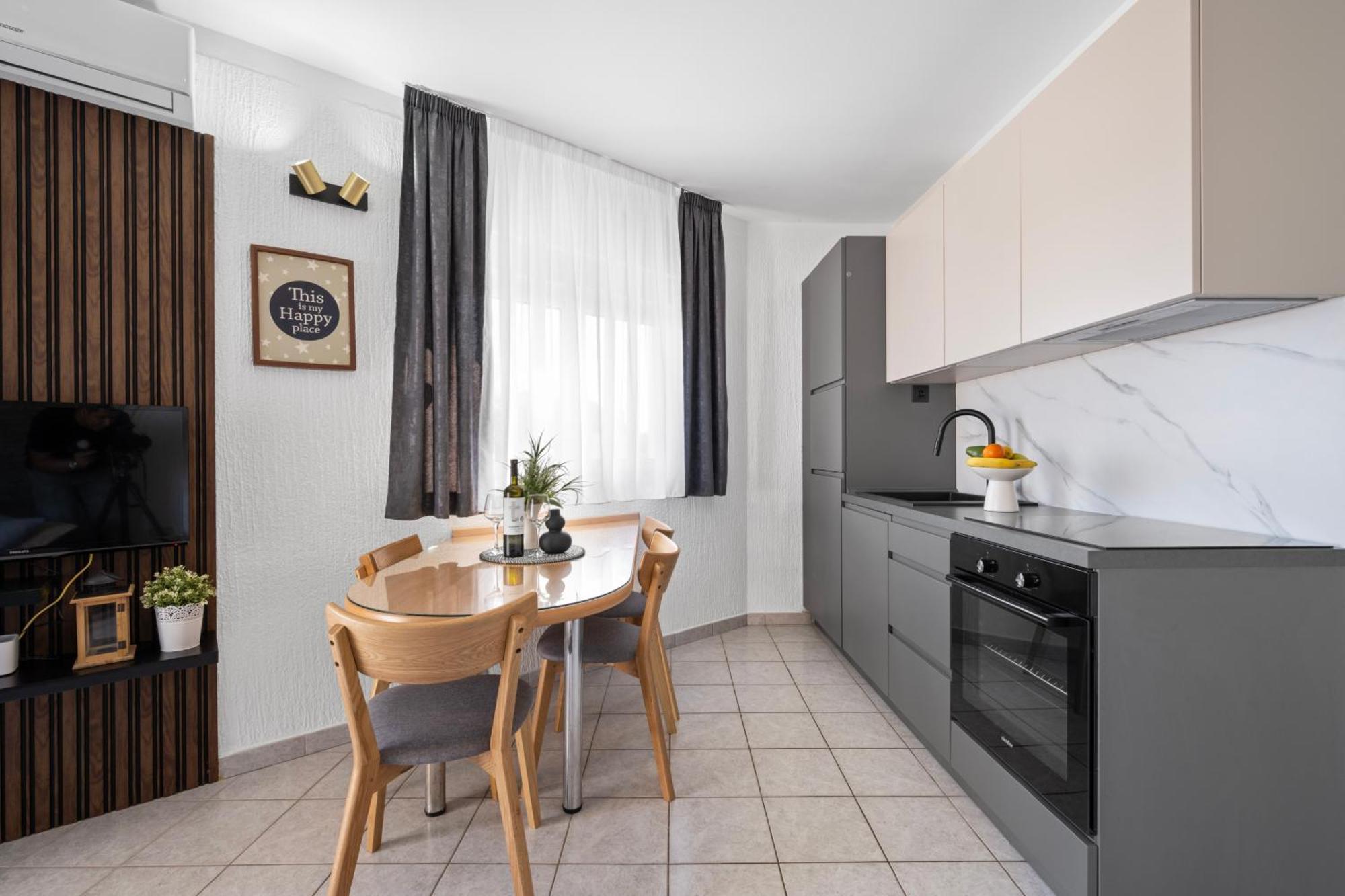 Aquarius Apartments - Beachside With Heated Pool Vodice Rom bilde