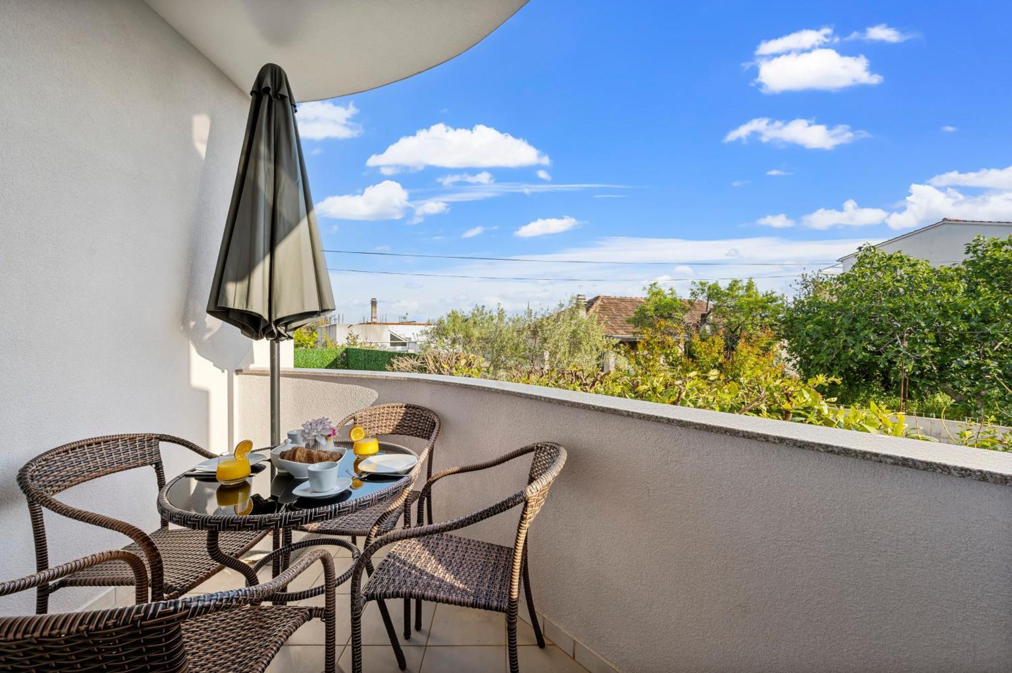 Aquarius Apartments - Beachside With Heated Pool Vodice Rom bilde