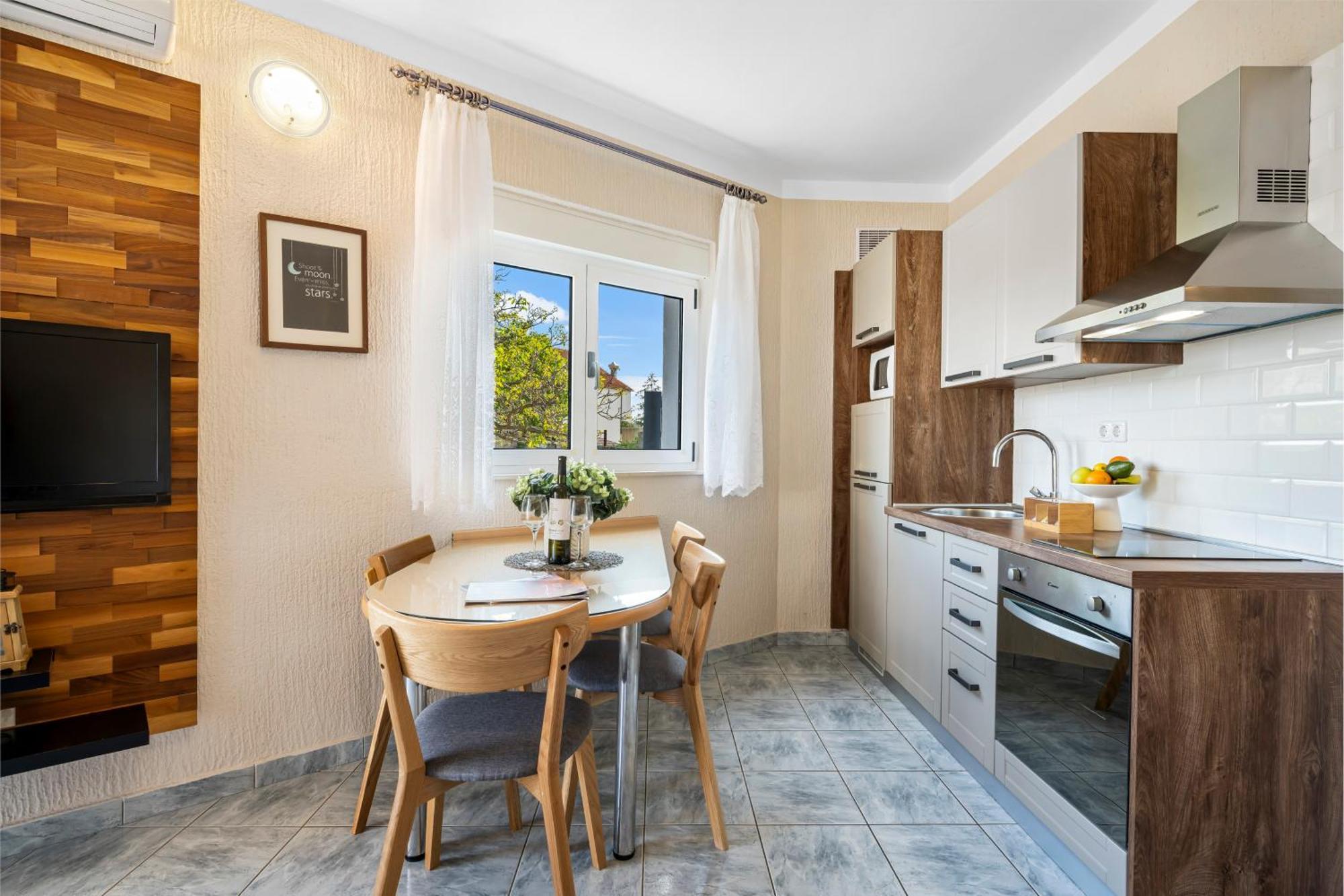 Aquarius Apartments - Beachside With Heated Pool Vodice Rom bilde