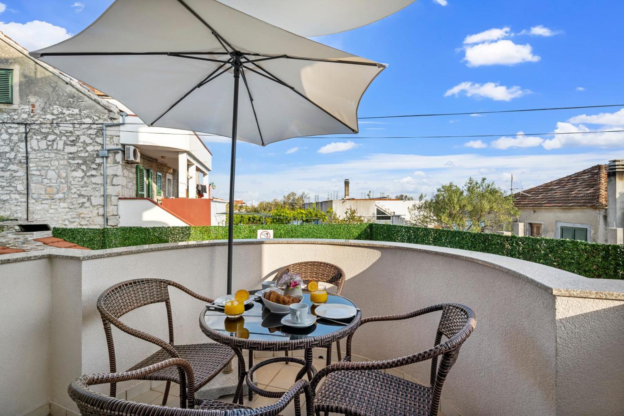Aquarius Apartments - Beachside With Heated Pool Vodice Rom bilde