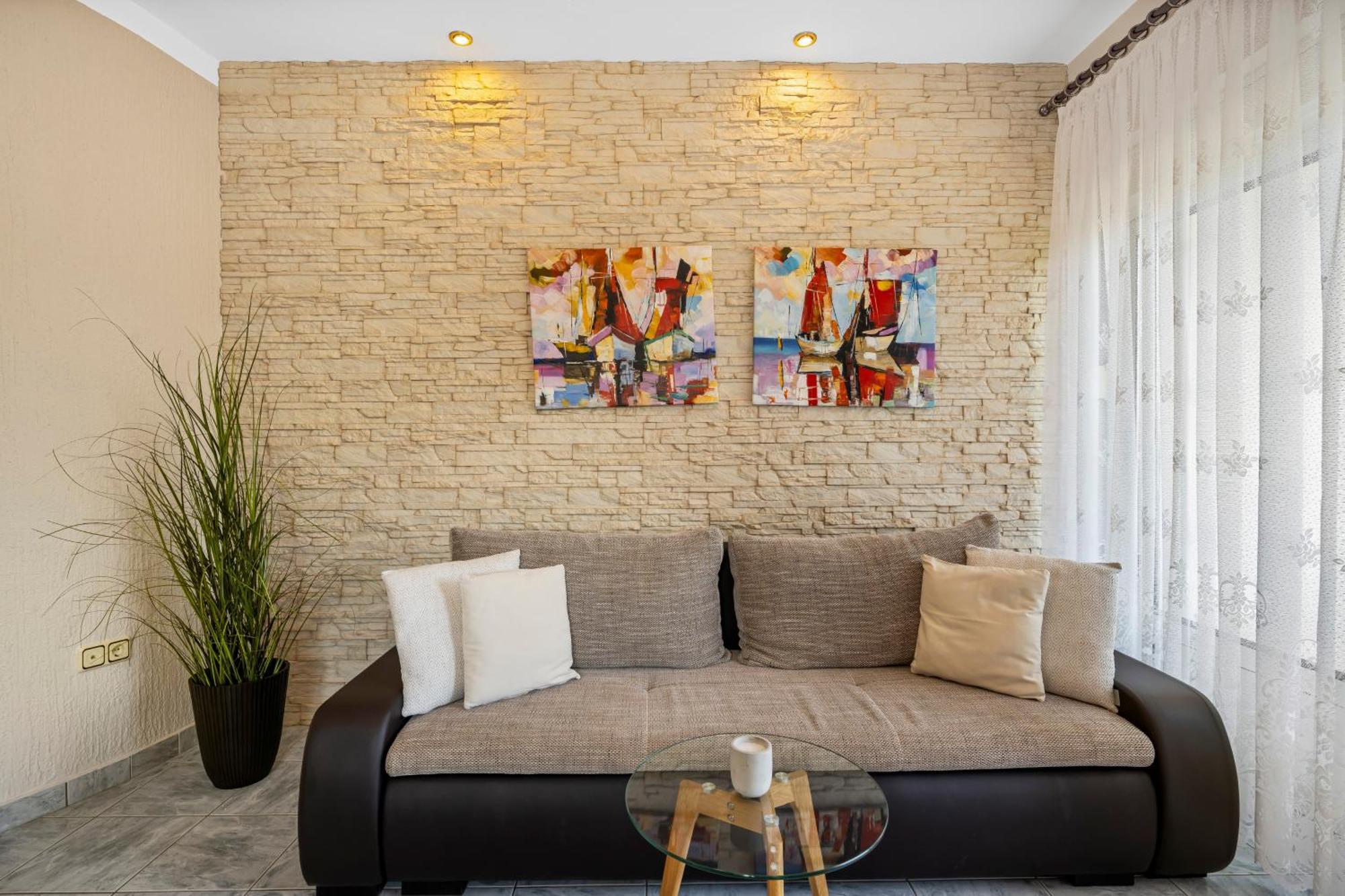 Aquarius Apartments - Beachside With Heated Pool Vodice Rom bilde
