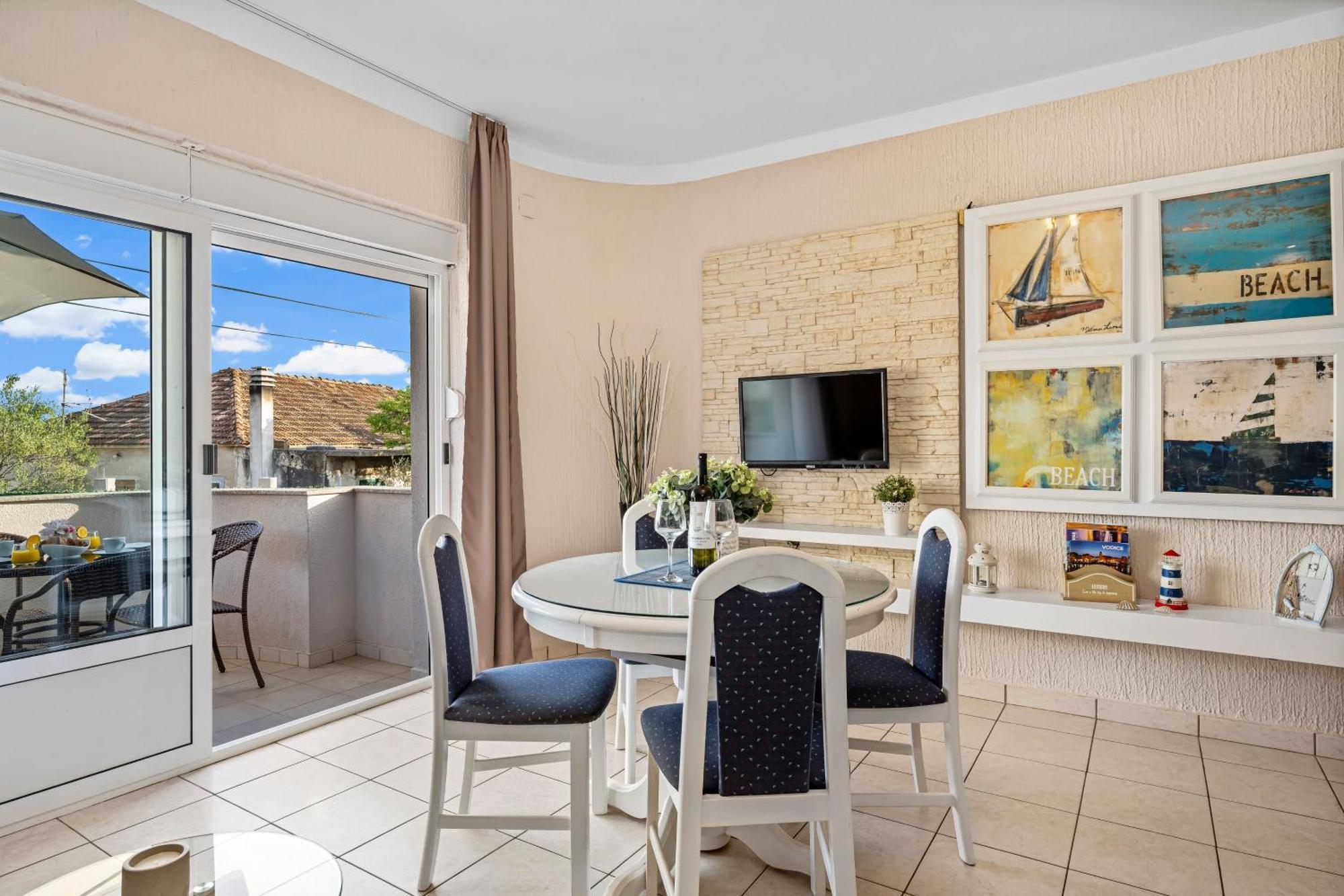 Aquarius Apartments - Beachside With Heated Pool Vodice Rom bilde