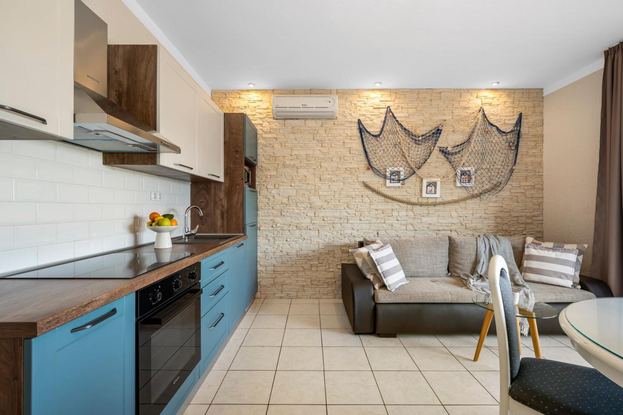Aquarius Apartments - Beachside With Heated Pool Vodice Rom bilde