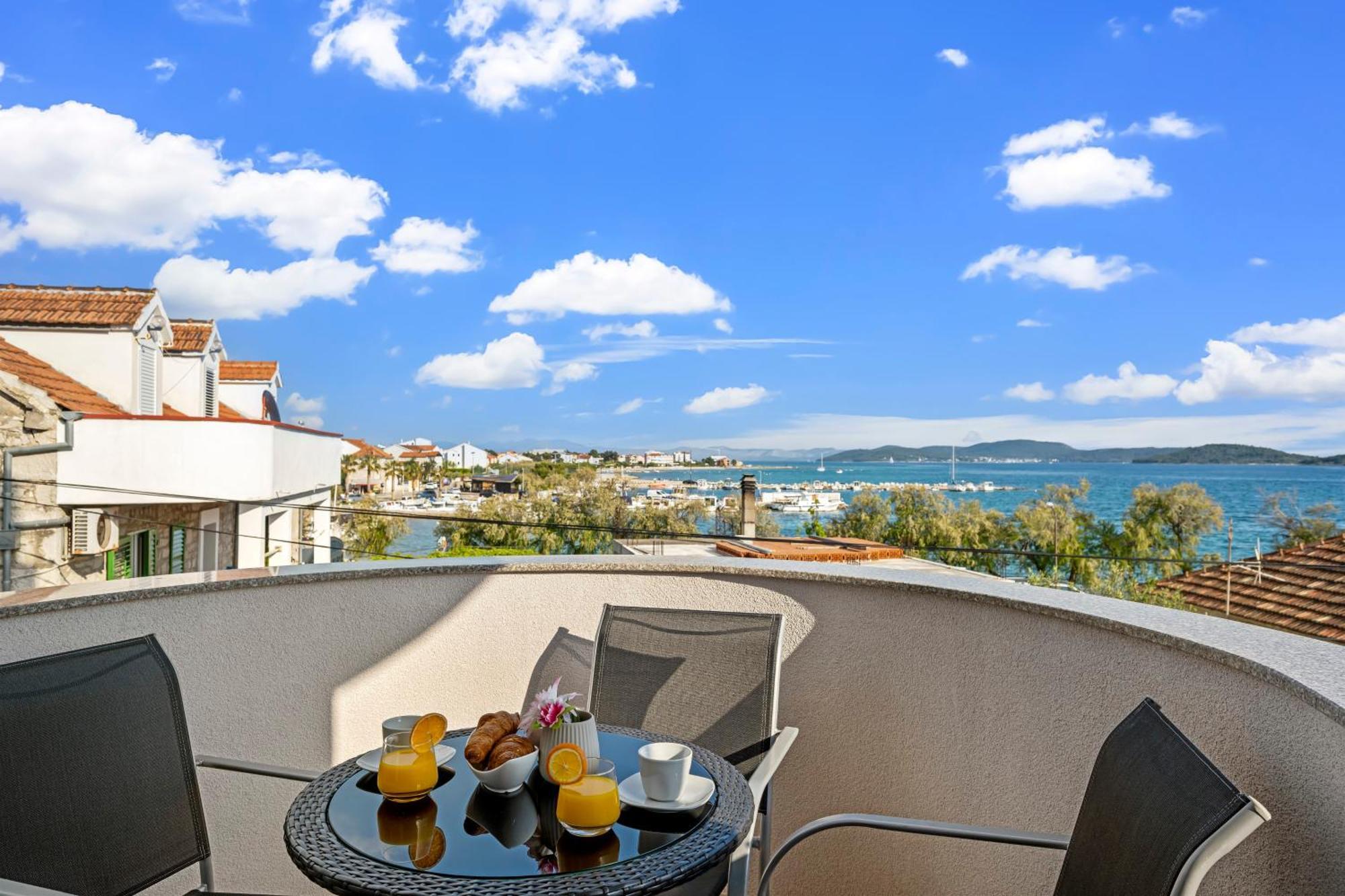 Aquarius Apartments - Beachside With Heated Pool Vodice Eksteriør bilde