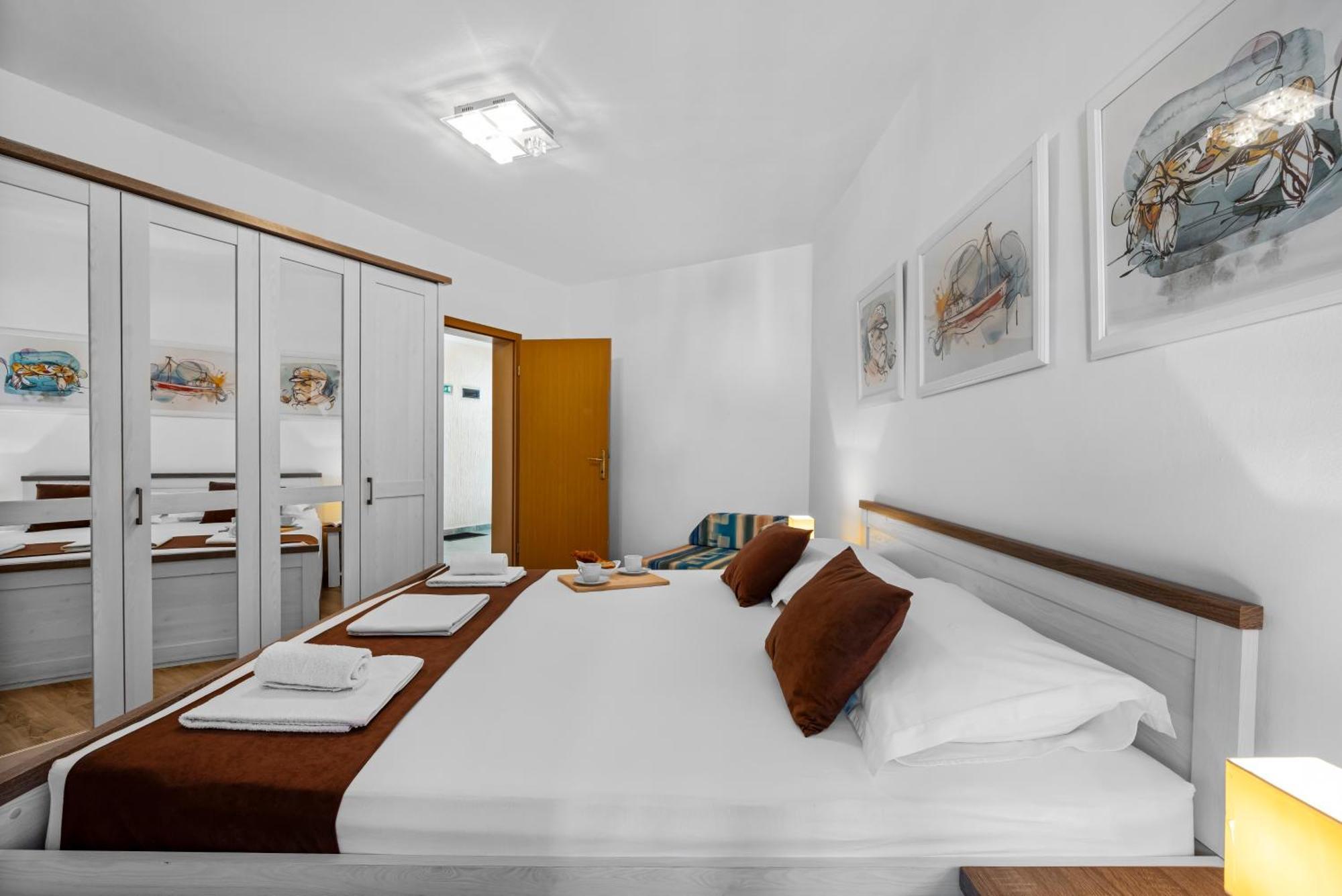Aquarius Apartments - Beachside With Heated Pool Vodice Rom bilde