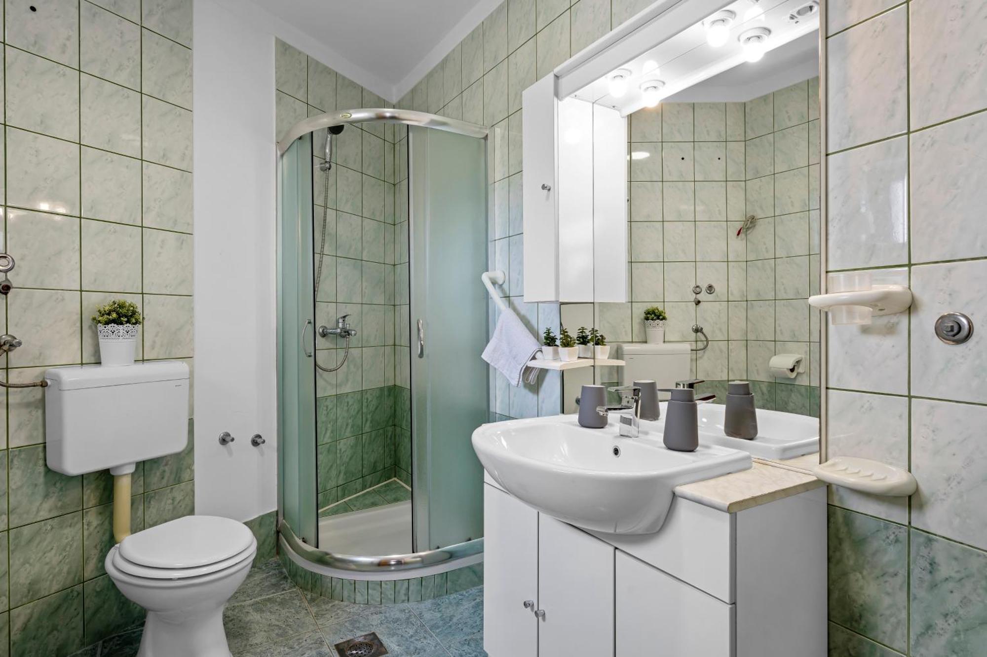 Aquarius Apartments - Beachside With Heated Pool Vodice Rom bilde