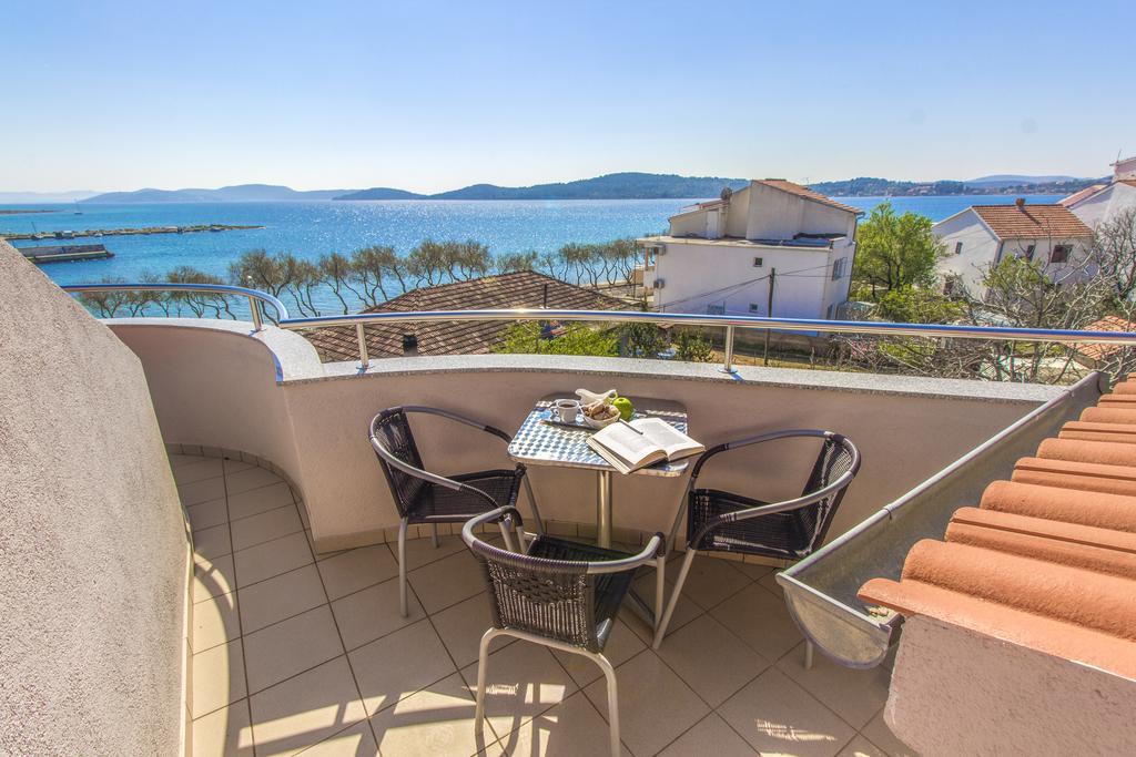 Aquarius Apartments - Beachside With Heated Pool Vodice Eksteriør bilde