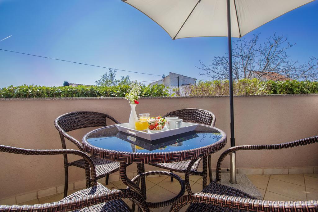 Aquarius Apartments - Beachside With Heated Pool Vodice Eksteriør bilde